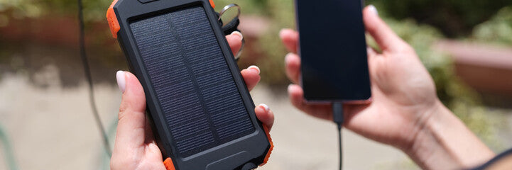 Power Bank Solare 30000mAh Impermeabile con Doppia Torcia LED